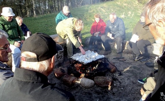 Tilberedning af fisk over bål. Foto: Egon J. Nielsen.