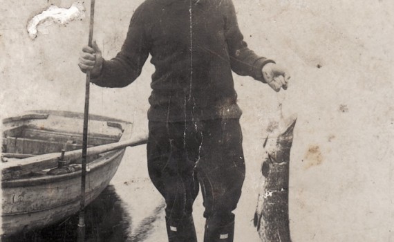 Fisker med gedde, Blegsø ca. 1950.