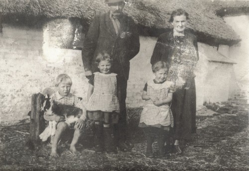 Anders Overgaard Christensen og Nicoline Overgaard Christensen med børn foran ejendommen ved Isbjerg.