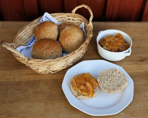 Nybagte boller med Dagnys appelsinmarmelade. Foto: Jørgen Peter Kjeldsen/<a href="http://www.ornit.dk/">ornit.dk</a>.